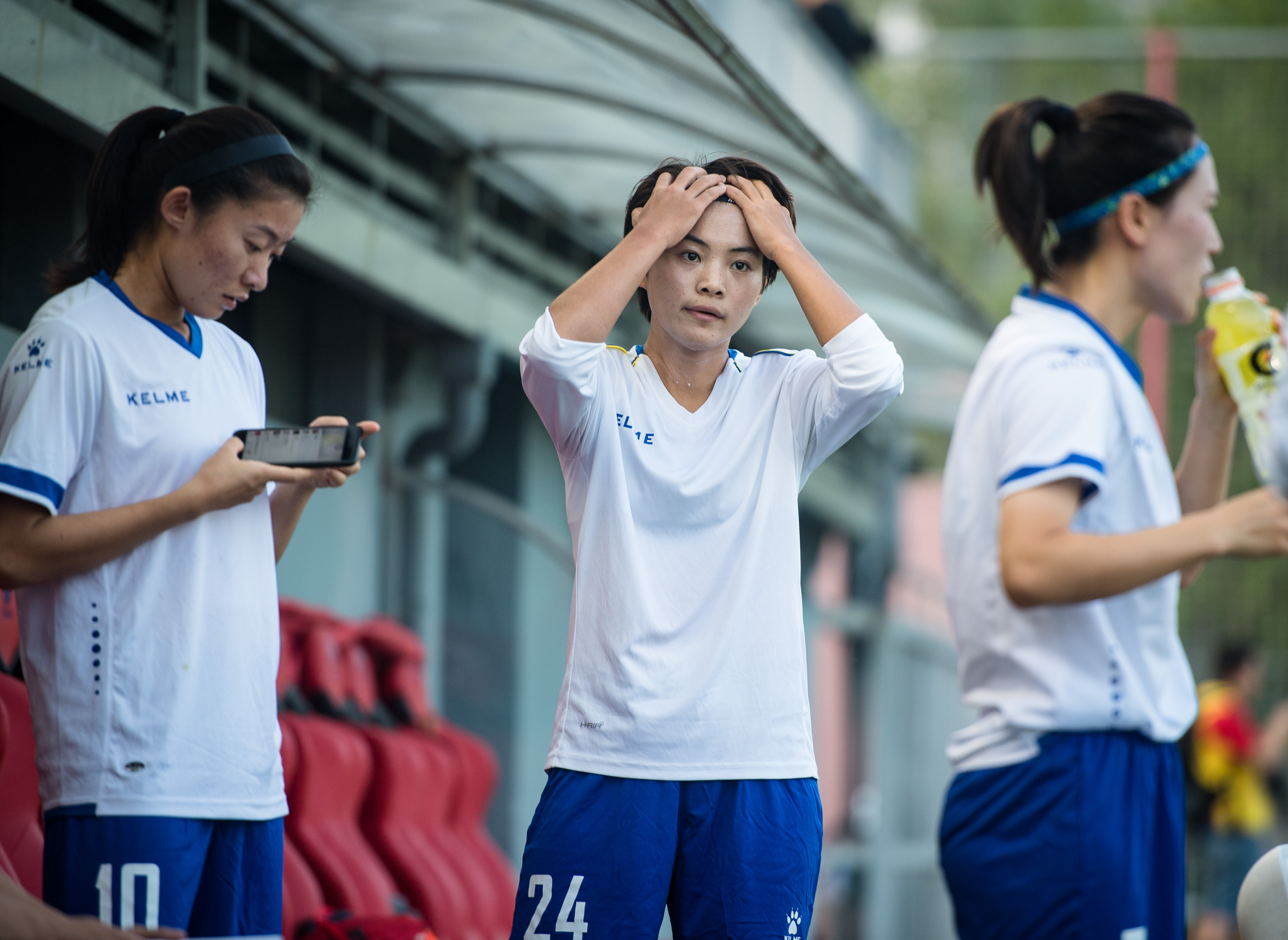 足球场上女子团队掀起热潮