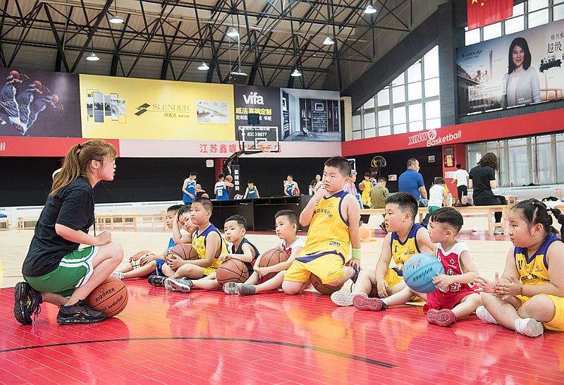 篮球夏令营开营典礼举行，青少年积极参与